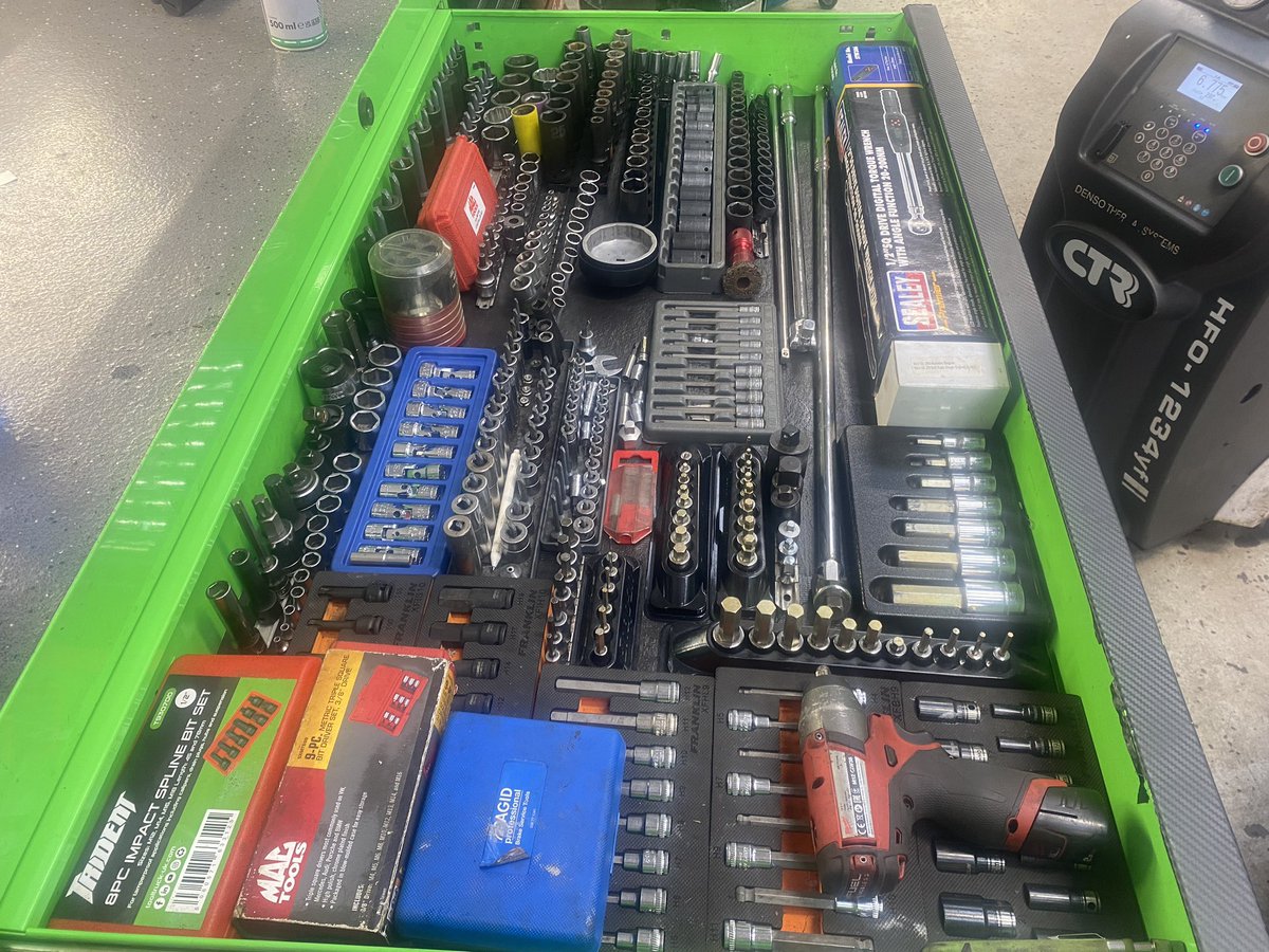 Have a guess how much money is in this drawer ? Not the weekly payment lol
#snapontools #mactools #toolvan #facom #toolsdaft #scocketdrawertidyup