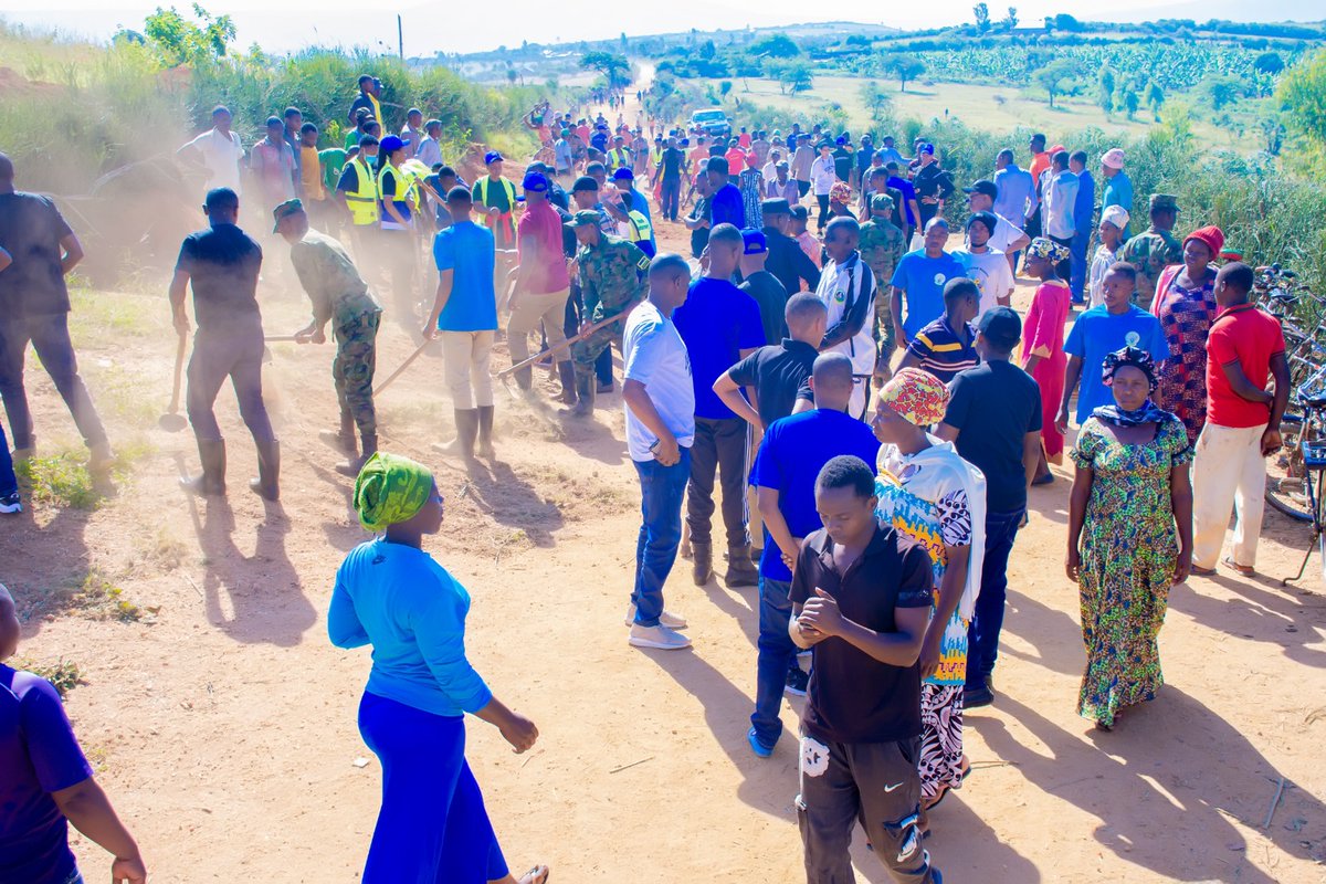 Mu Mirenge yose y'Akarere hakozwe umuganda rusange usoza ukwezi. Ku rwego rw'Akarere wakorewe @MatimbaSect, Akagari ka Bwera, aho Abayobozi b'Akarere, BK ishami rya Nyagatare, Inzego z'umutekano bifatanyije n'abaturage mu gikorwa cyo gutunganya umuhanda Bwera -Ntoma wa km 2. 1/3