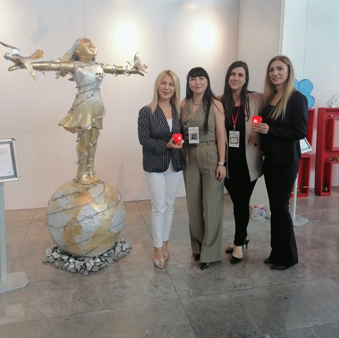Emine_Balaban_'s tweet photo. Çocukların barışa dair hayallerinin sanata dönüştüğü 6. Çocuk Sanat Bienali için yapmış olduğumuz "Çocuk Kalbi" temalı sanat eserimiz ile sergideki yerimizi aldık.
@bk_alanya @serdalasl 
@ErdogannAytac @tuna_cinar @TrkErsen @ilkay_tandogan https://t.co/DaOF7LAw9h
