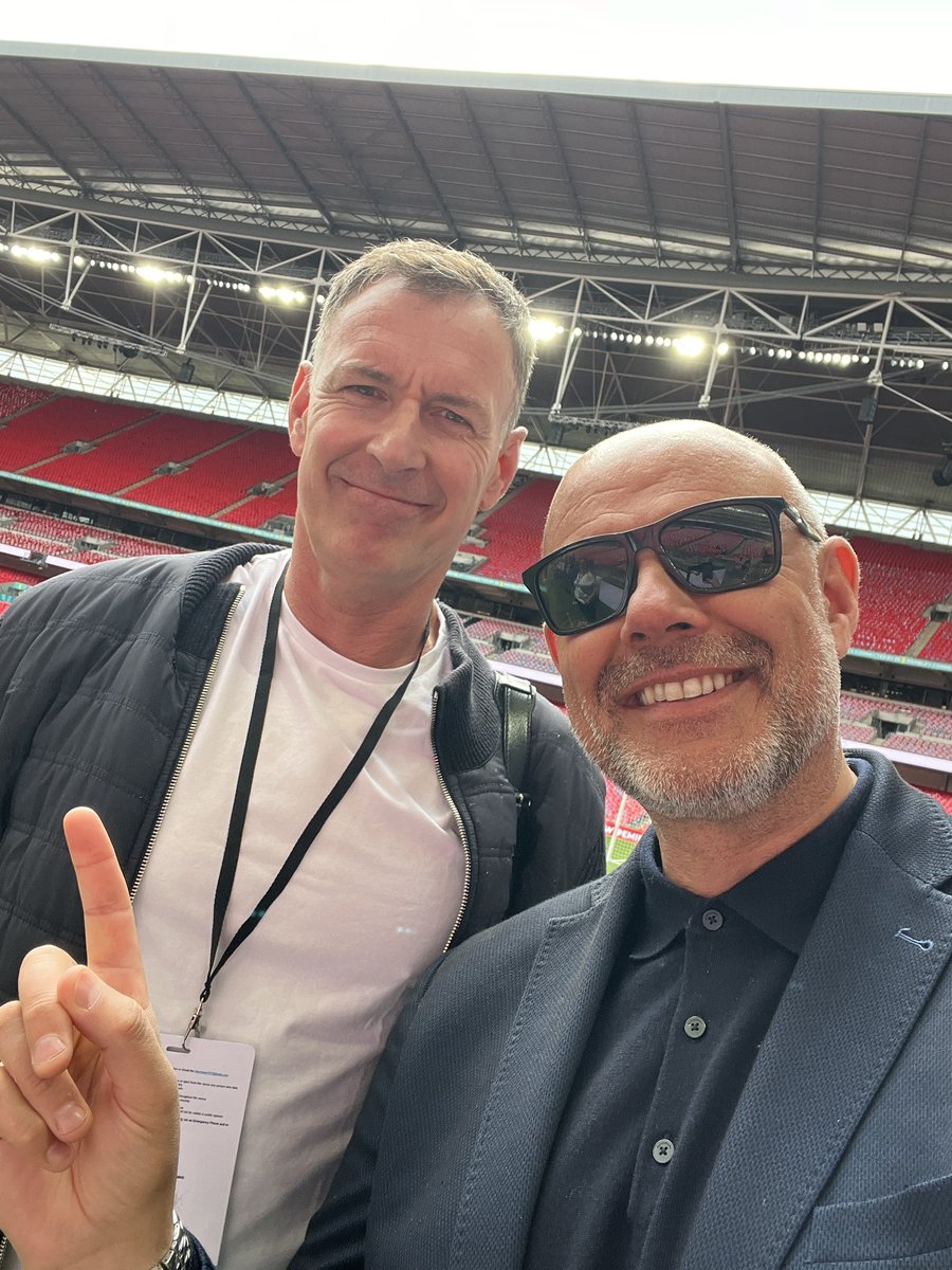 Friends now .. @chris_sutton73 he sends his best to all Cardiff City fans! 🏆 #CCFC