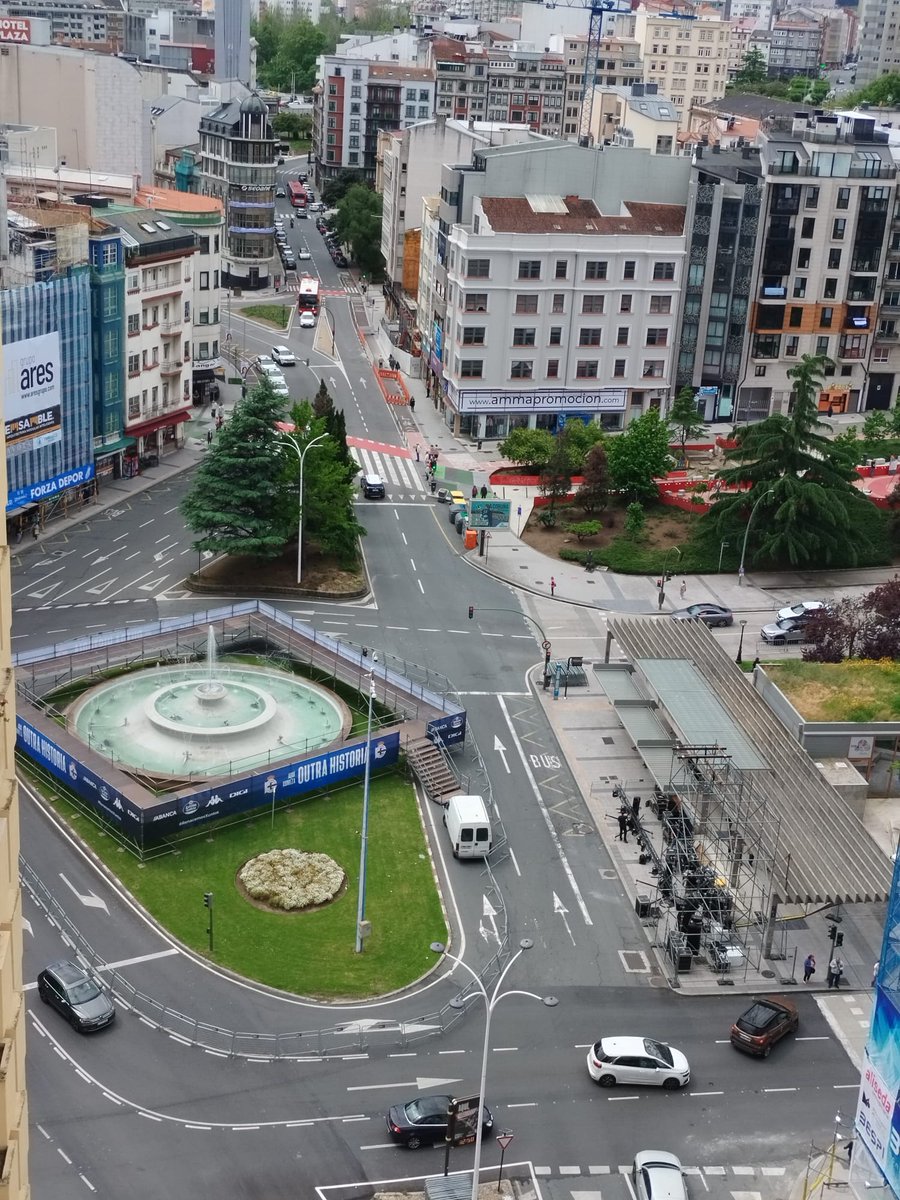 Todo listo en la plaza de Cuatro Caminos para la gran fiesta deportivista de esta noche. La plantilla llegará en un bus descapotable y celebrará con los aficionados que para la próxima temporada vuelven al fútbol profesional de Segunda División