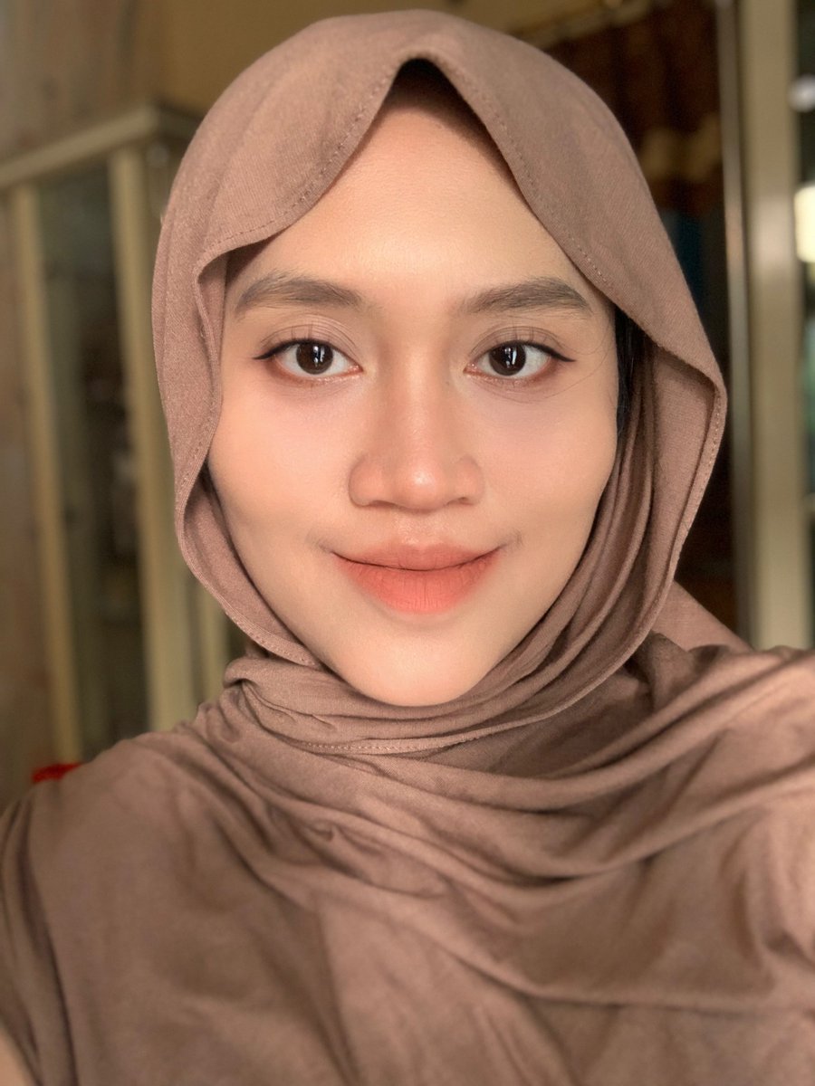 huh.. CAKEP BGTTTT cushion + lip suede nya instaperfect! bener-bener flawless, ringan, nempel bgt &amp; bikin makeup ku lebih on point ♡

produknya >> hasilnya 🤗