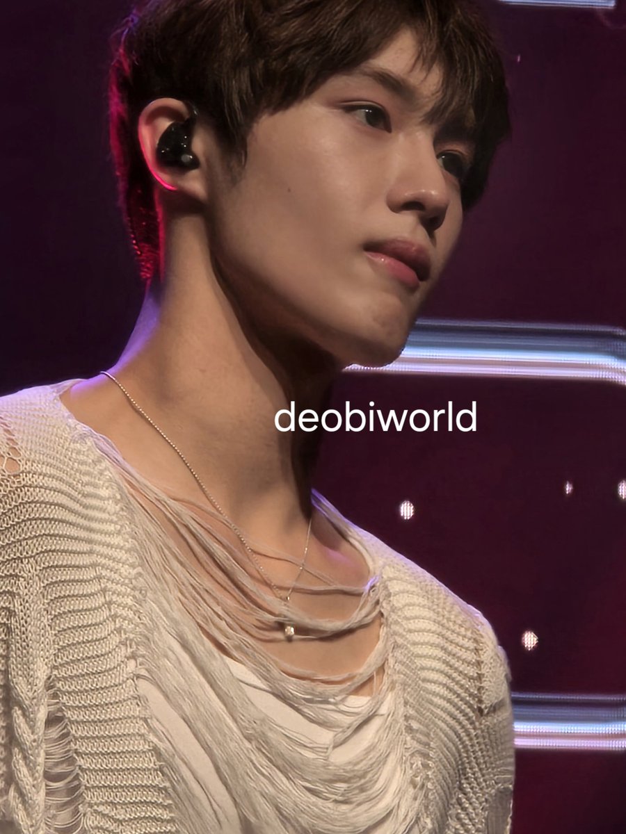 _stellaCix's tweet photo. Hyunsuk is so freaking unrealistically gorgeous that he should not even be allowed to roam around openly. Keep him in a glass box. https://t.co/U3Yf3AvfTa