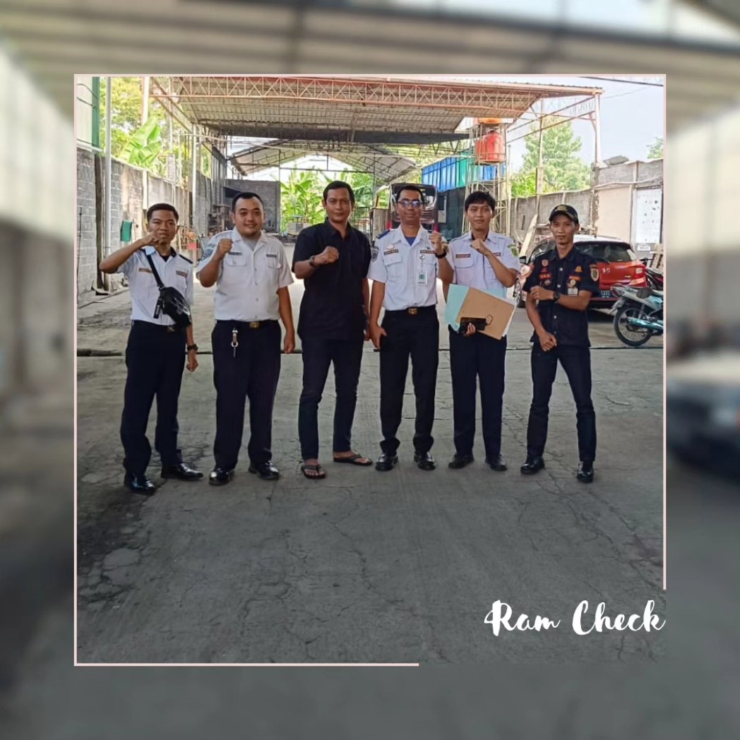 dishubklaten's tweet photo. Tim Dishub dipimpin oleh Kasie TKSA, Bp.Gunawan brsm dgn Penguji Kendaraan dan staf AOBT melakukan kegiatan rampcheck dan monitoring serta sosialisasi keselamatan kendaraan dan kelengkapan surat2 terhadap pengusaha PO angkutan di wilayah kabupaten Klaten

#ramcheck
#dishubklaten https://t.co/ZSVNbyM2nV