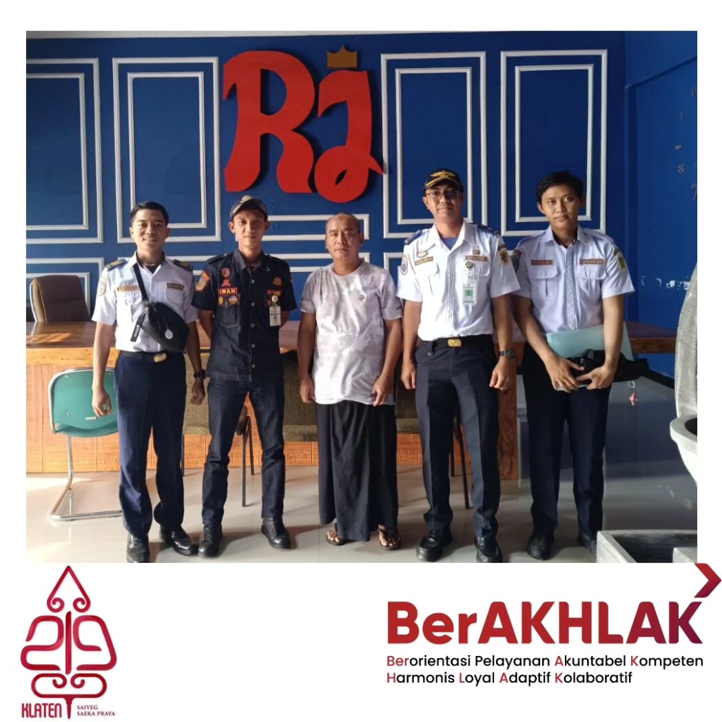 dishubklaten's tweet photo. Tim Dishub dipimpin oleh Kasie TKSA, Bp.Gunawan brsm dgn Penguji Kendaraan dan staf AOBT melakukan kegiatan rampcheck dan monitoring serta sosialisasi keselamatan kendaraan dan kelengkapan surat2 terhadap pengusaha PO angkutan di wilayah kabupaten Klaten

#ramcheck
#dishubklaten https://t.co/ZSVNbyM2nV