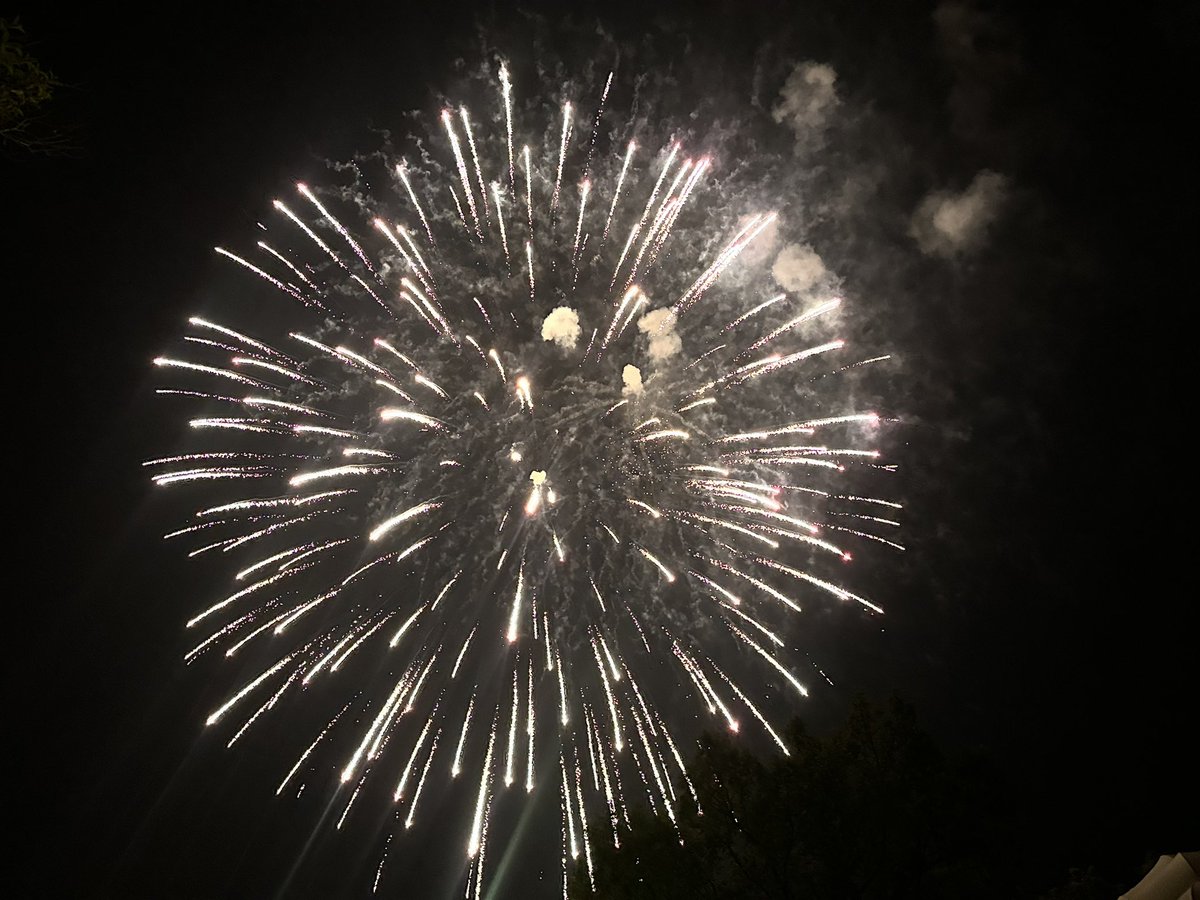 patimon_vtr's tweet photo. 帰ってる途中で花火上げてたー https://t.co/ija9Mw5ykg