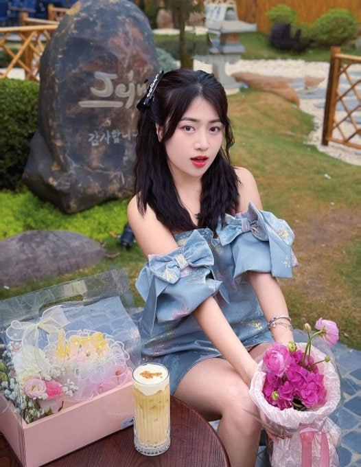 Mặt trời lưng núi là về được rồi...
 Nấu nồi cơm... Chiên con khô... Làm nồi lá tàu bay luộc .... Lên sofa làm 1 hơi lavie thế là đẹp :)))
