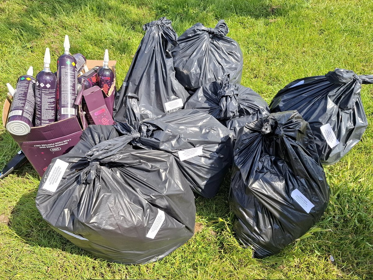 Out and about with the Hoo Clean Up volunteers earlier today for a Kent Day themed litter pick #hoo #hoopeninsula #strood #rochester #kent #keepbritaintidy #litterpick #communitylitterpick #kentday