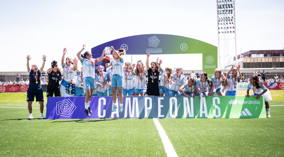 futgal's tweet photo. 🏆🏆🏆

𝐀𝐐𝐔𝐈́ 𝐌𝐀𝐍𝐃𝐀 𝐆𝐀𝐋𝐈𝐂𝐈𝐀.

A Selección Galega SUB 15, outra vez CAMPIOA DE ESPAÑA da Fase Prata.

#SentindoGalicia | #CampeonasSub15RFEF https://t.co/veqrRAvHnC
