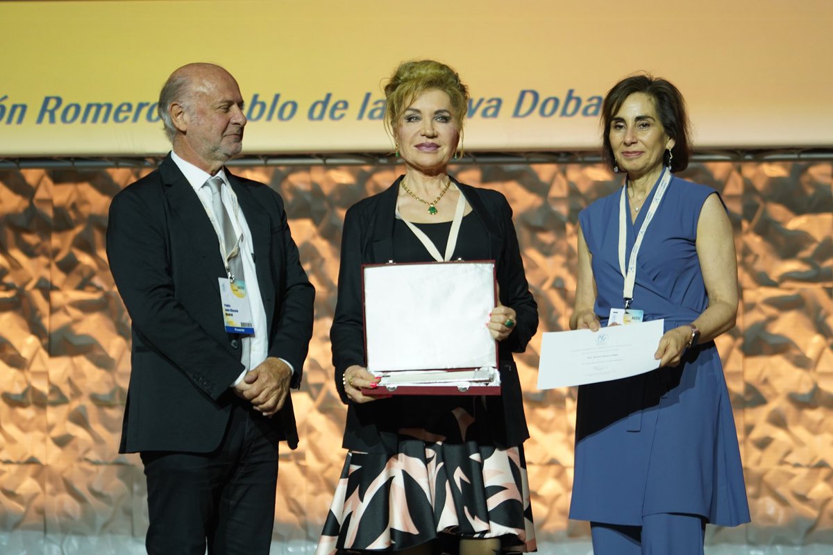 aedv_es's tweet photo. #AEDV2024 | 
🎖️ Reconocimiento a la Dra. Aurora Guerra 
#Dermatología #Venereología #Madrid #LaPielEnElCentro #Madrid2024 #Piel #Salud #PielSana #Dermatóloga #CáncerdePiel #Venereología #AEDVContigo https://t.co/eVaKjVYug8