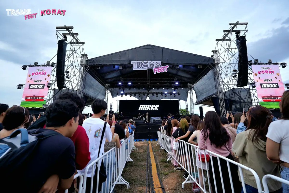 TRAMSFEST's tweet photo. 💓วง #MIRRR ขึ้นเวทีแล้วน้าาา เท่มากก😎
.
#zweednroll #URBOYTJ #Musketeers
#TaitosmitH #blackbeans #anatomyrabbit
#onlymonday #safeplanet #scrubb
.
#TRAMS #TRAMSFEST #TRAMSFESTKORAT https://t.co/GnNvlhiw5y