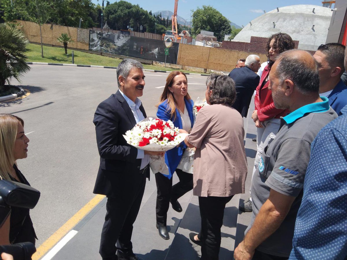 DiSK_Genel_is's tweet photo. DİSK Genel Başkanı Arzu Çerkezoğlu, Genel Başkanımız Remzi Çalışkan ve TİS Daire Başkanımız Faruk Saral Manisa Büyükşehir Belediyesi işçileriyle buluştu. https://t.co/xCffSQMKmb