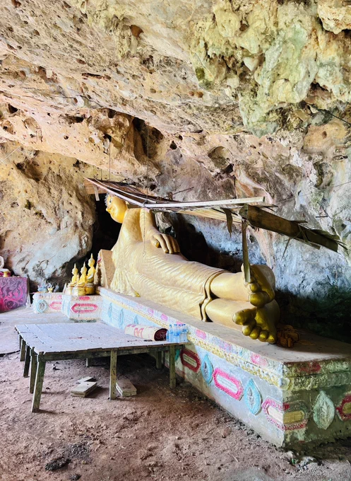 チュムポンの寺院。崖にぽっかりあいた洞穴に横たわる涅槃仏 