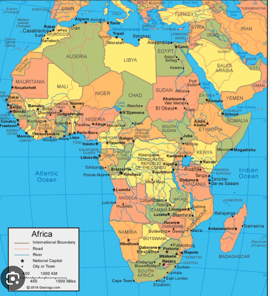 Pourquoi les pays africains subissent autant de coups d’État ? 67 coups d’État au cours des 50 dernières années dans 26 pays, dont 16 sont encore sous l’influence française

Il existe un «impôt colonial» dans 14 pays qui étaient des colonies françaises, entraînant des paiements