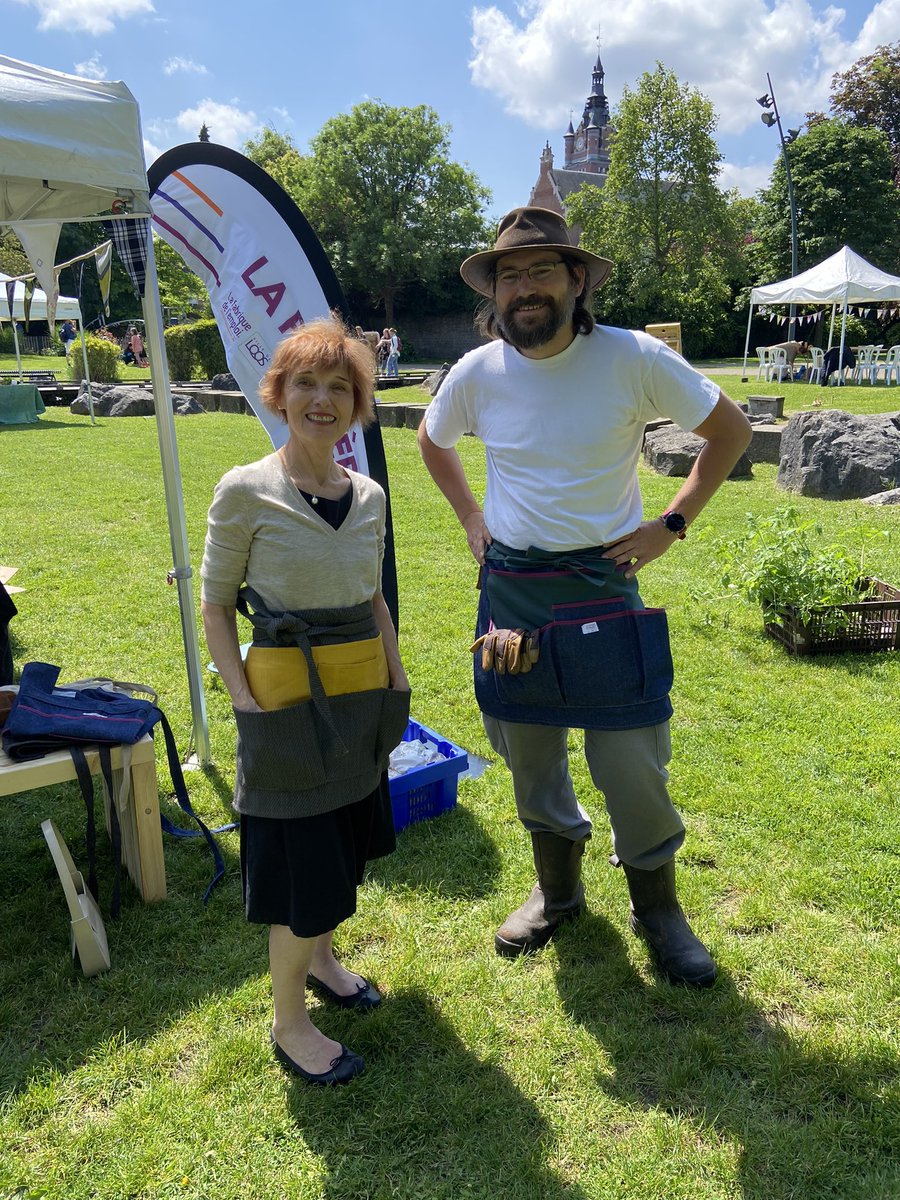 Merci <a href="/AnneVoituriez/">Anne Voituriez</a> pour vos achats sur le stand de la Fabrique de l’emploi #natureenville <a href="/VilledeLoos/">Ville de Loos</a> 
Le tablier #textile de #reemploi  des petites fées vous sied à ravir 😍