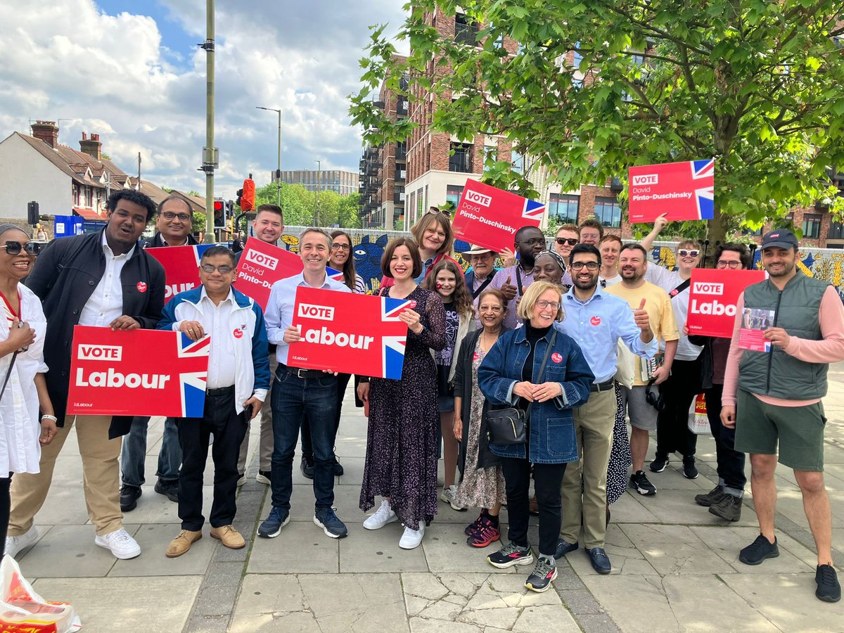 Across Hendon and across Britain, people are ready for change. After fourteen wasted years, time to turn the corner from chaos and decline. Great to be taking our message to voters in Colindale with @DavidPintoD this morning.