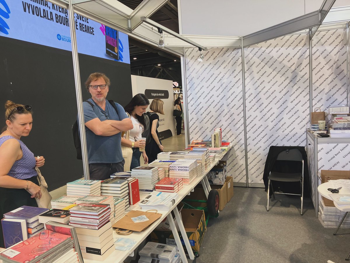 U stánku se objevili nějací zákazníci, tak jsme se schovali než to přejde. #svetkmihy