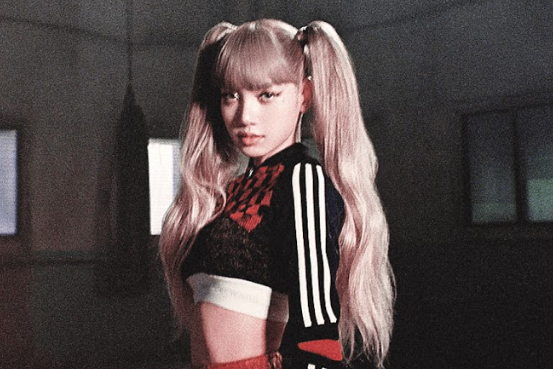 AboutMusicYT's tweet photo. 'Money' by BLACKPINK's Lisa has surpassed 1 BILLION views on Youtube. https://t.co/msLeXhslU1