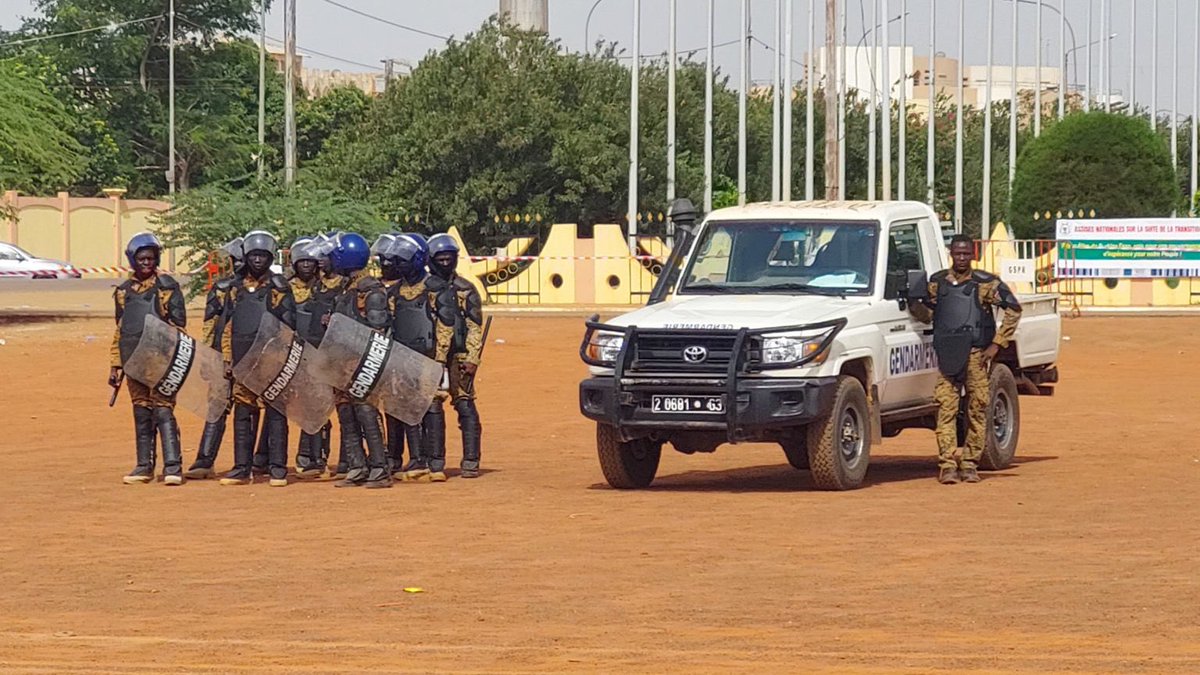Dsiribie's tweet photo. Au #Burkina, les assises nationales se sont ouvertes, samedi, sous haute surveillance. « A travers les présentes assises, nous avons rendez-vous avec l’histoire », indique le Min. #Administration, E. #Zerbo. Des soutiens du Cpt #Traore demandent de prolonger la Transition. #Lwili https://t.co/xSxsC2IWOu