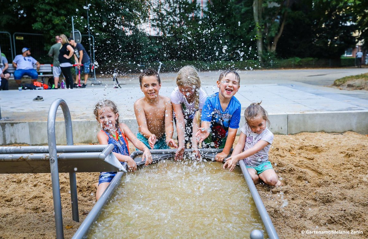 Es darf wieder geplanscht werden! 💧 Die Düsseldorfer #Wasserspielplätze gehen in Betrieb - bei neun läuft das kühle Nass bereits. Eine Übersicht über die insgesamt zehn Wasserspielplätze und mehr als 50 Wassermatschanlagen findet ihr unter: duesseldorf.de/stadtgruen/spi…