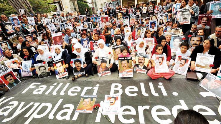 Merhaba değerli dostlar, Merhaba yılmak bilmeyen anneler, çocuklar, aileler. Merhaba dayanışmanın fedakâr insanları, 90’ların ortasında; gözaltında kayıp haberleri ardı ardına gelirken, kontrgerillanın kanlı tarihi dönemin Başbakanınca “kurşun atan da yiyen de” diyerek