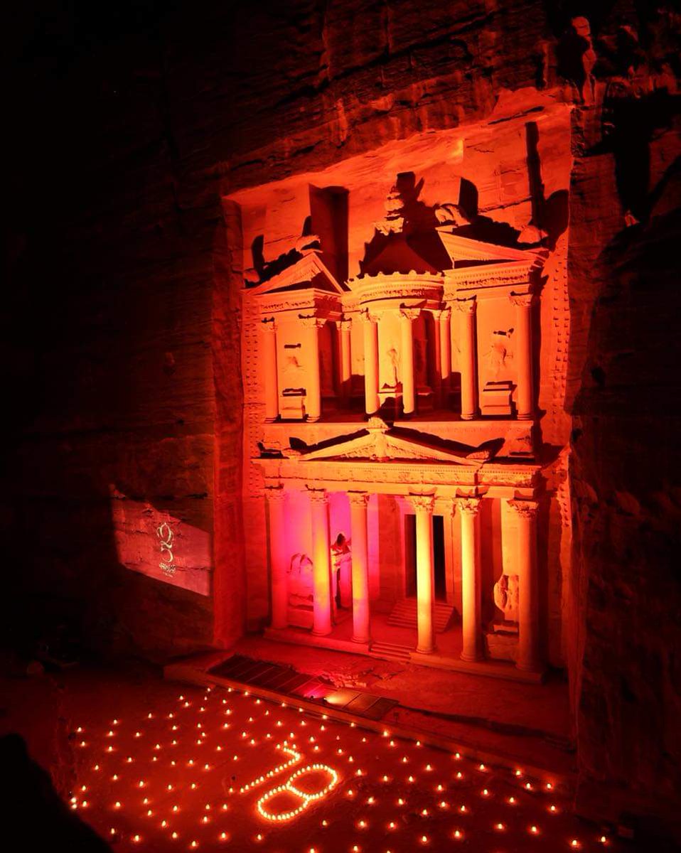 إضاءة #خزنة #البترا احتفالًا #بعيد_الاستقلال الثامن والسبعين 

أضيئت الخزنة في #مدينة_البترا الأثرية مساء امس #الجمعة بالشموع احتفاءً بذكرى الاستقلال.