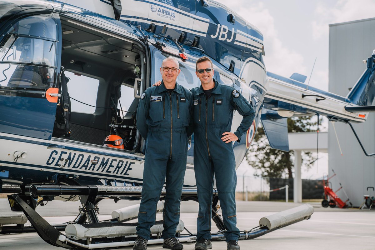 #BonWeekend 🚁 La section aérienne de la gendarmerie de #Corse vous souhaite un excellent week-end 😃. #NotreEngagementVotreSécurité 📸 Brc F.Arrighi #SIRPA #Gendarmerie