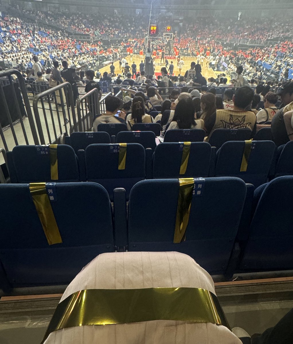 b_7_se's tweet photo. 前方の琉球ブースターさんから客席へ金テを配布され、慣れていないものでこれは何に使うんだろうと、とりあえずタオルのように膝に置いていたんですけど、試合始まったら周りの皆さん指笛しながら振り回して居てここはOKINAWAとなり���した https://t.co/0divoZmbSK