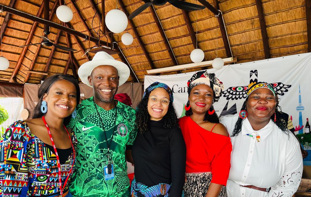 saranichollsCAN's tweet photo. Pour le #JourneeDeLAfrique, nous avons célébré la diversité du continent avec de la musique, un style sérieux &amp; de la nourriture délicieuse.

For #AfricaDay, we celebrated the diversity of the continent with music, serious style &amp; delicious food.

Que equipa! #DiaDeÁfrica 🇨🇦🇲🇿🌍 https://t.co/QyNR5nTHi9