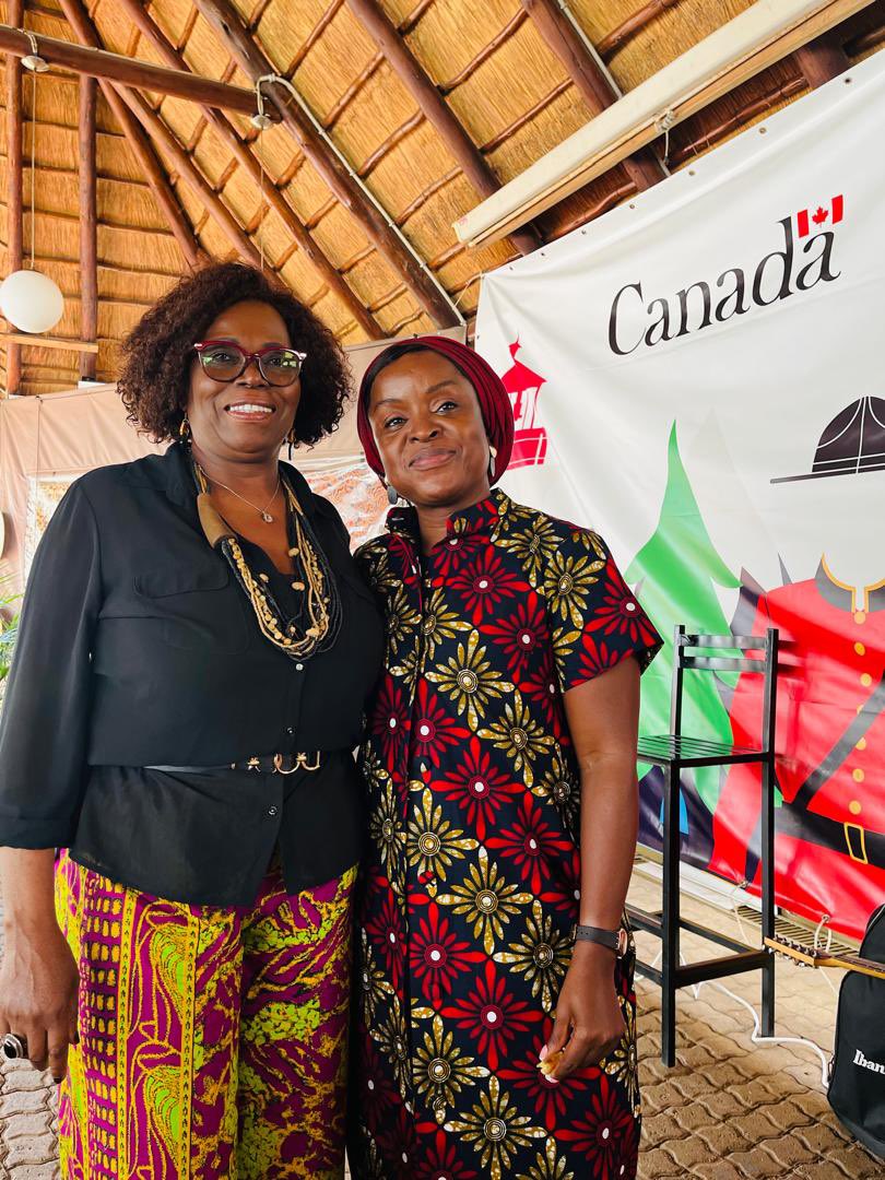 saranichollsCAN's tweet photo. Pour le #JourneeDeLAfrique, nous avons célébré la diversité du continent avec de la musique, un style sérieux &amp; de la nourriture délicieuse.

For #AfricaDay, we celebrated the diversity of the continent with music, serious style &amp; delicious food.

Que equipa! #DiaDeÁfrica 🇨🇦🇲🇿🌍 https://t.co/QyNR5nTHi9