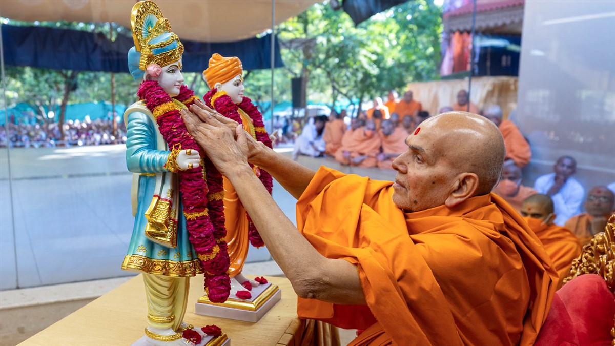 HH Mahant Swami Maharaj's Vicharan: 24 May 2024, Sarangpur, India gfrc6.app.goo.gl/orsA