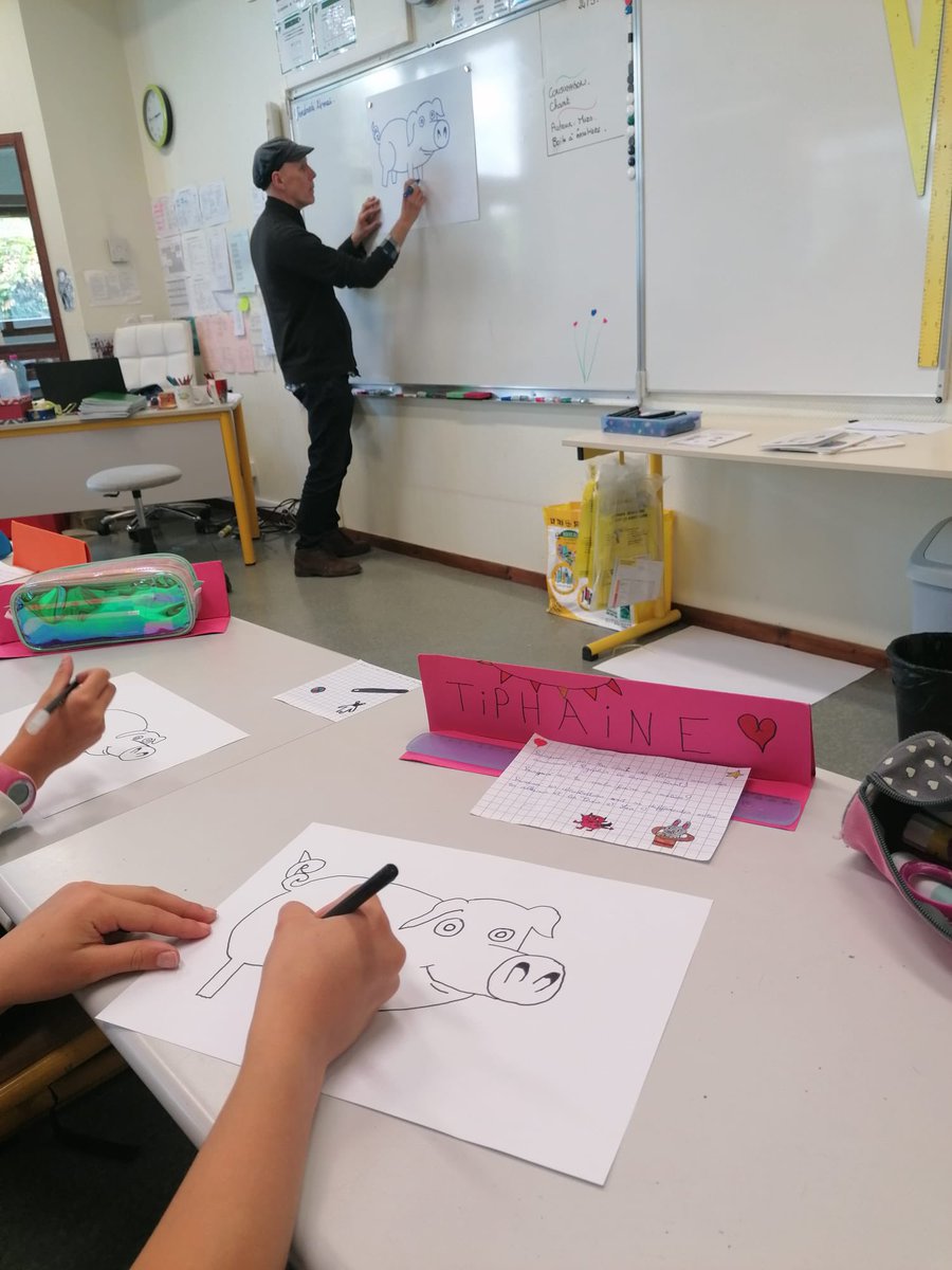 ceipcortesfront's tweet photo. Visita de un ilustrador al aula del Ecole de Francin, previamente han leído y trabajado sobre su obra. #MEPRural #ErasmusPlus #ErasmusPlusES #MiErasmusPlus
@cepronda @RedBECREA @Malagaconvive @cortesdelafron https://t.co/ybf07YxHQR