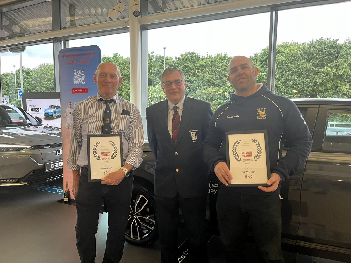 BrisSchRugbyU's tweet photo. Congratulations to Mike Foale and Ali Baker from all @BrisSchRugbyU on the Honda Volunteer award from the GRFU and @RFU Awarded for their work supporting state school rugby in the city @GRFUrugby #HVOTR https://t.co/JOVG04dkae