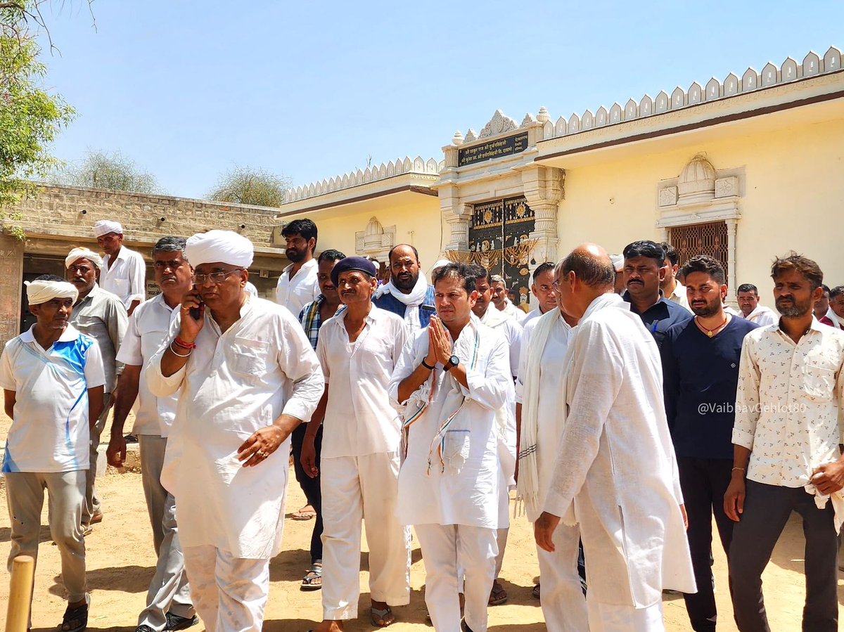 VaibhavGehlot80's tweet photo. भीनमाल पहुंचकर आदरणीय समरजीत सिंह जी की माताजी एवं जालोर की जिला प्रमुख रहीं आदरणीया श्रीमती जसवंत कंवर जी की अंतिम यात्रा में शामिल हुआ।

@Drsamarjitsingh https://t.co/5eIRYPeAjy