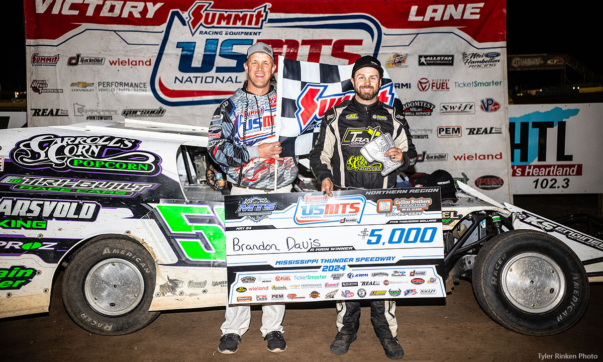 usmts.com/news/news_arti… Brandon Davis was fast out of the box Friday as the Summit USMTS National Championship presented by RacinDirt flooded the Mississippi Thunder Speedway in Fountain City, Wis., for the 12th Annual Spring Shootout built by LT Construction.