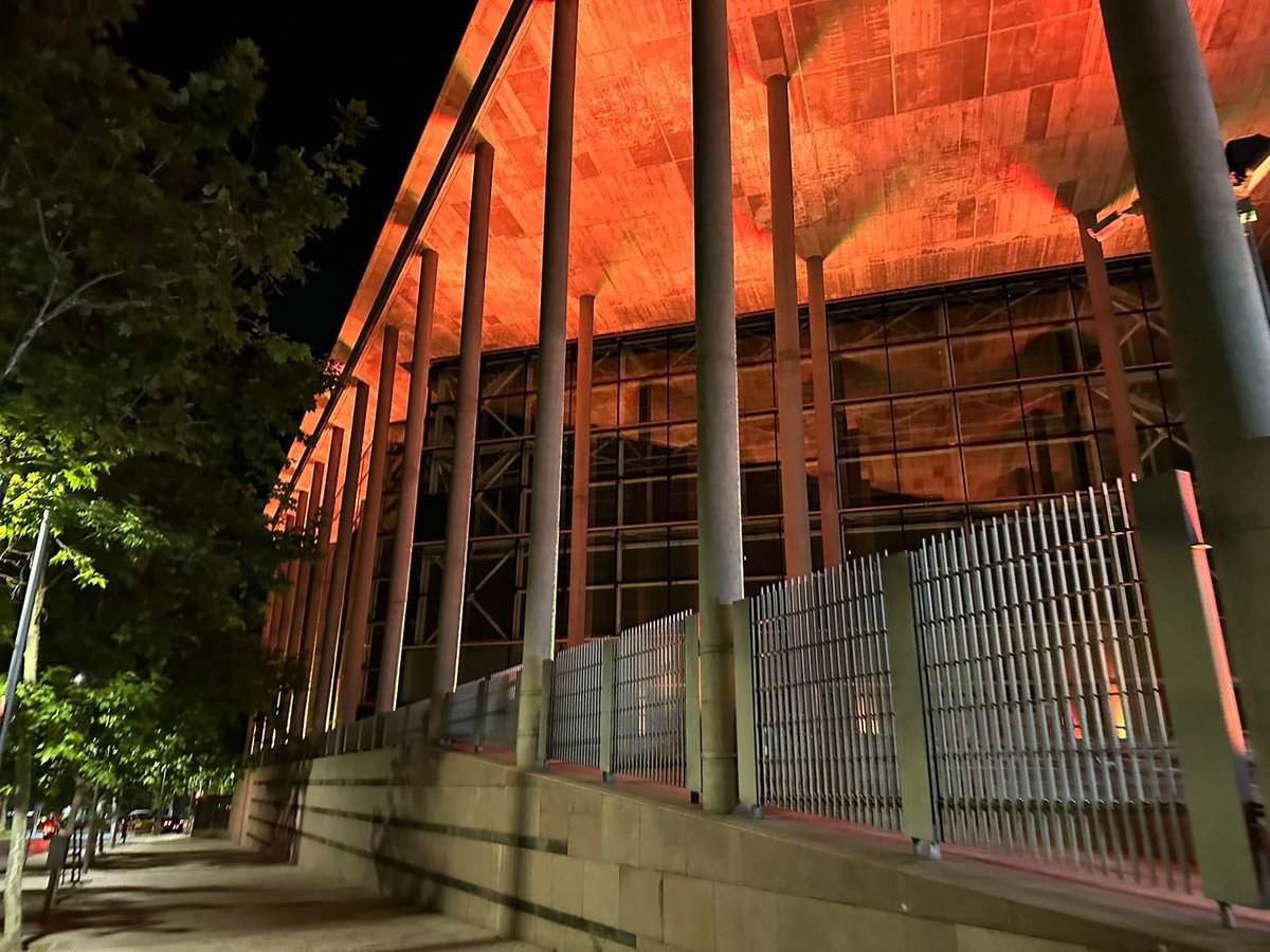 🏛️ La @AsambleaMadrid ha iluminado esta noche su sede de color naranja con motivo del Día Nacional de la Epilepsia en España, una fecha para concienciar a la sociedad sobre esta enfermedad y sobre la realidad y necesidades de sus pacientes. #DíaEpilepsia