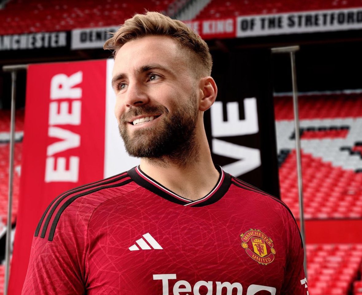 FabrizioRomano's tweet photo. 🚨 Erik ten Hag to @VI_nl: “Luke Shaw is the best left back in the world. But he has suffered a horrible injury at the start of his career and because of this he will NEVER be able to play 60 games per season”.

“Tyrell Malacia didn’t play a single minute of football this year”. https://t.co/mzxy9WRLU6