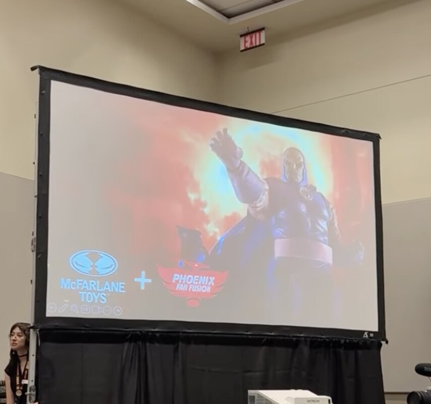 PoliplasticPod's tweet photo. Los nostálgicos nos hemos llevado doble alegría con la presentación que hizo 
@McFarlaneToys
 de la próxima wave de #SuperPowers y de la próxima #MegaFig de #Darkseid en versión clásica que hemos podido ver gracias a 
@ToyNewsInterna1 
#Kenner #McFarlaneToys https://t.co/2MEIop0F5Z