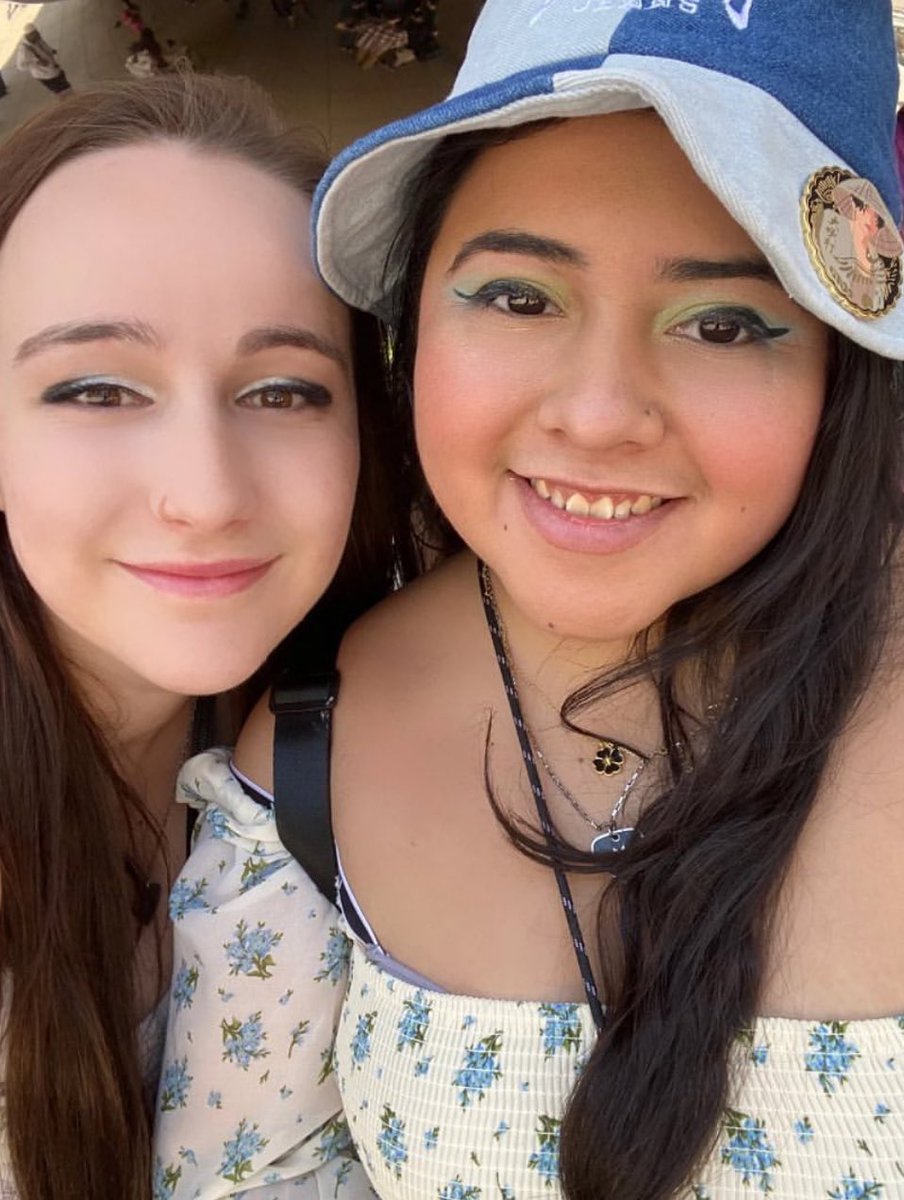 KTChannel3's tweet image. 💜My 28th birthday today💜

Shoutout to all of my friends who I have finally met &amp;amp; to the ones I have not met yet. Kpop brought us together &amp;amp; we are still be friends years later. Even though we all live in different states Haha Excited to make more memories:)

Love you all💜