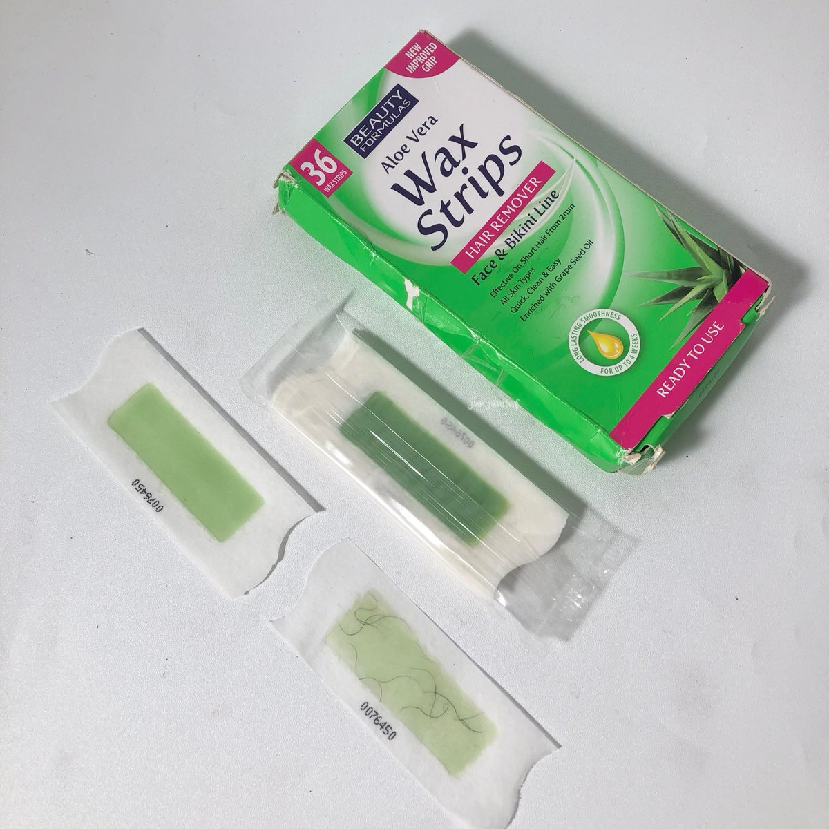 junjunitaf's tweet photo. Sekarang gaktakut lagi buat waxing sendiri dirumah, karena pake waxstrip dr beauty formula 🥰 yang kemasannya praktis, gampang bgt digunain, dan bikin kulit bersih dan halus lg hihi🤭🥰 
#waxstrip #waxing https://t.co/xJKESMrzK7