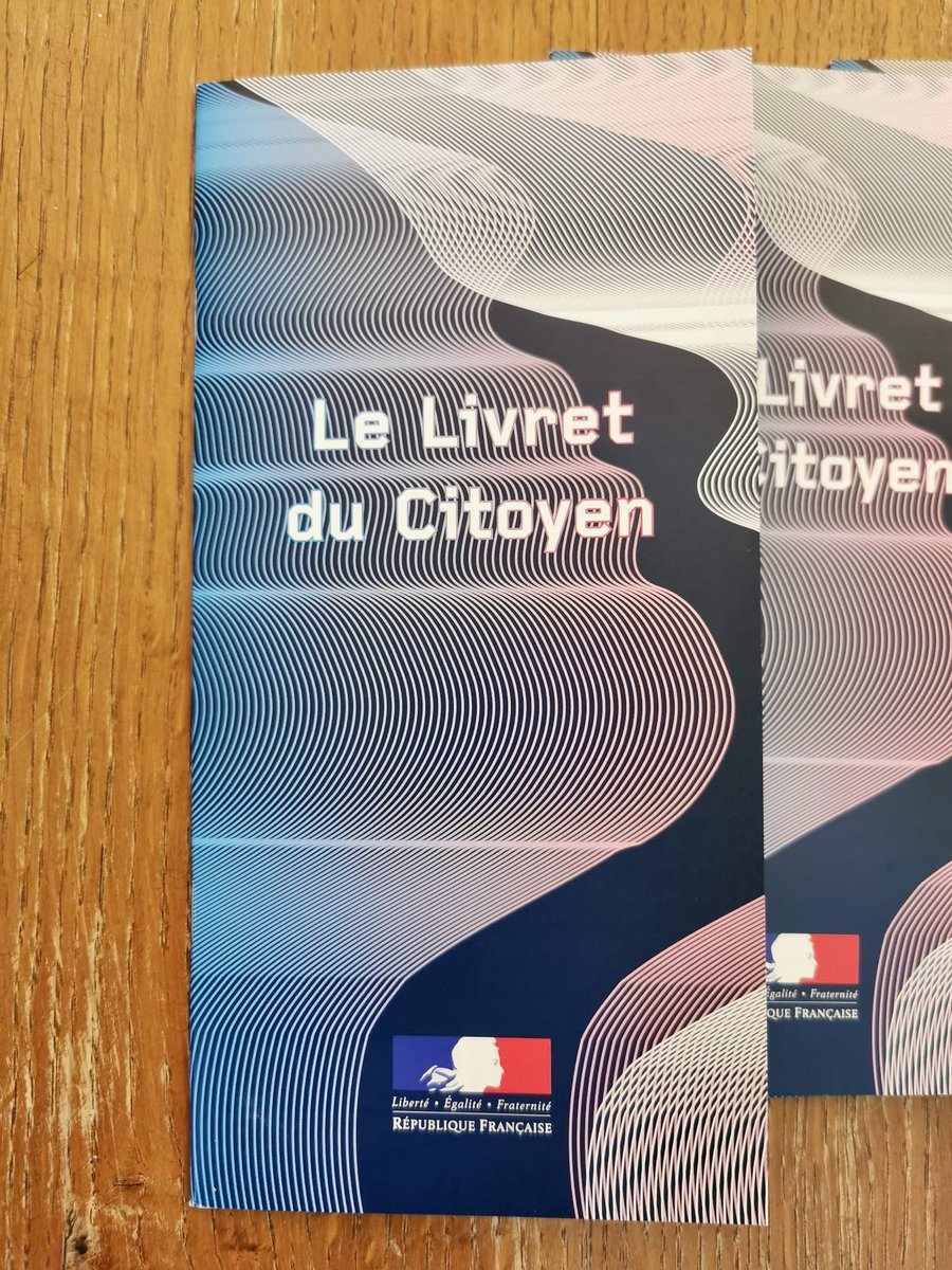 [Citoyenneté] 🇫🇷

Instant de solennité hier soir, en mairie, à l’heure de remettre aux jeunes citoyens de la Commune leur première carte électorale entourés de leurs familles et des élus municipaux !
