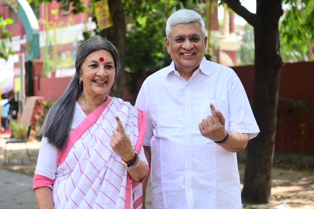 CPI(M) General Secretary comrade @SitaramYechury and PB members comrades Brinda and Prakash Karat have cast their votes against the politics of hate and, for the protection of rights of workers and kisans which have been bulldozed in the last ten years. Delhi, go out and vote!