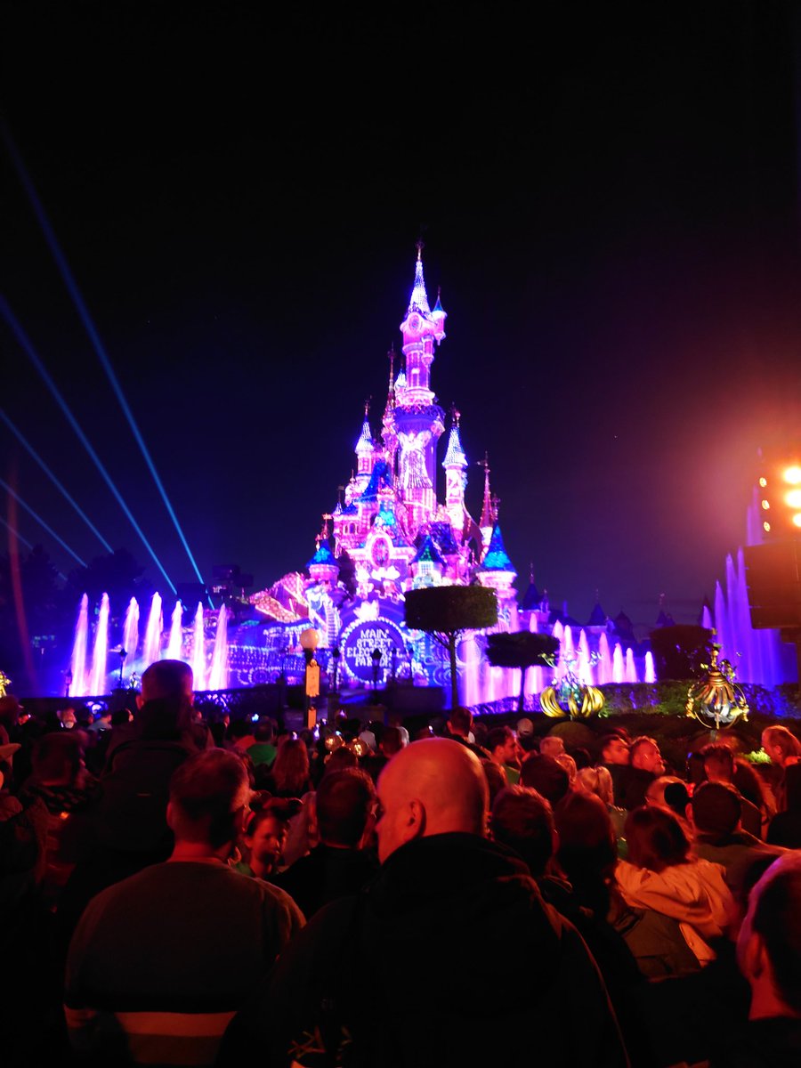 maxm097's tweet photo. #CFGrandParisTour Tag 5-7: Für drei Tage waren wir nun im Disneyland Resort Paris. Kurz eingecheckt im Newport Bay Club und ging es los mit dem Disneyland Parc. https://t.co/penrMcZqje