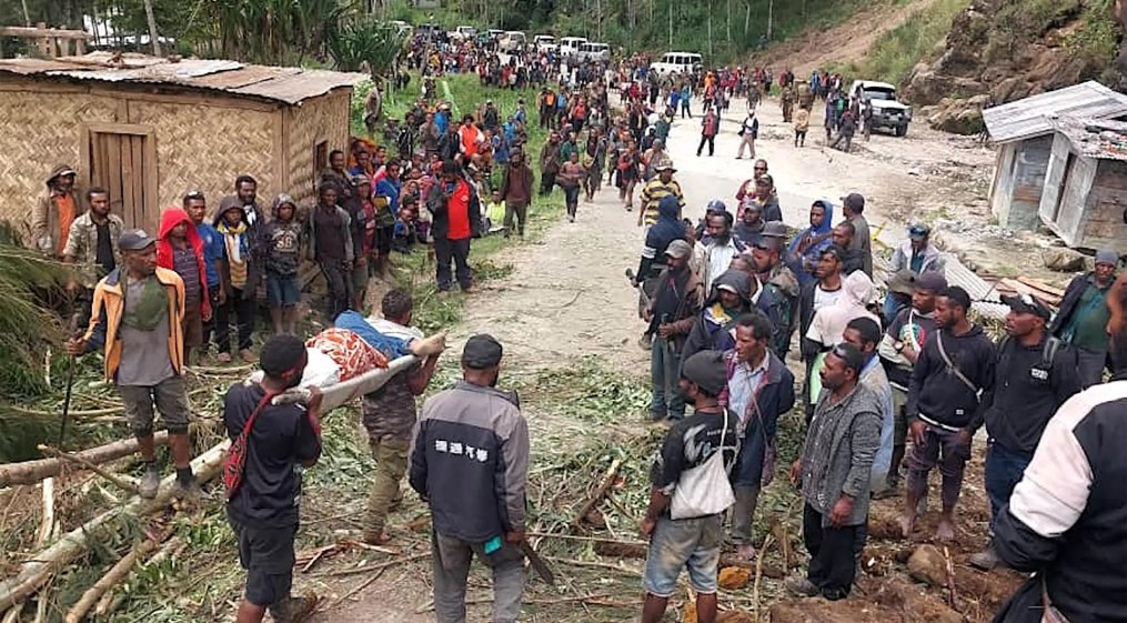 Rescuers search rubble after over 300 buried in Papua New Guinea landslide aje.io/59lja6