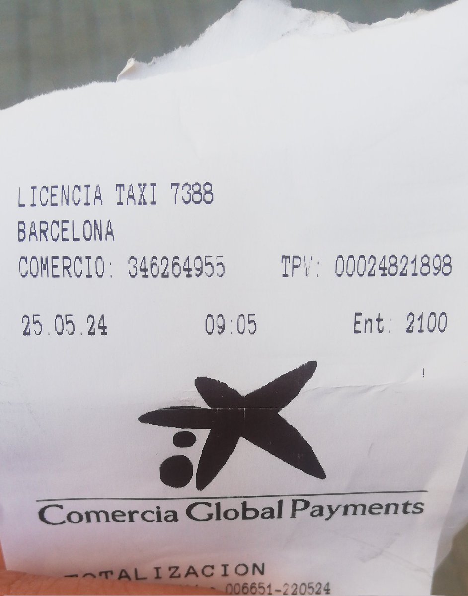 Vull creuar el carrer, però hi ha un taxi aparcat al pas de vianants, així que passo pel davant i veig com llença un paper al terra. Li recrimino i gesticula com dient que fa el que vol. Com que li és igual llençar-lo jo el publico perquè es vegi qui es el marrano <a href="/bcn_ajuntament/">Ajuntament de Barcelona</a>