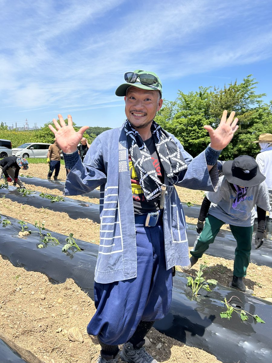 blueflower777's tweet photo. 今季も始まりました。
橋の下農園
非戦創祭の心意気
美味しくなーれと想いを込めて🍠
今年もよろしくお願いします☺️

幡ヶ谷再生大学の皆さんもご協力ありがとうございました☺️

#橋の下農園
#橋ノ下農園
#野良人
#芋焼酎 https://t.co/6W6FCuaU6y