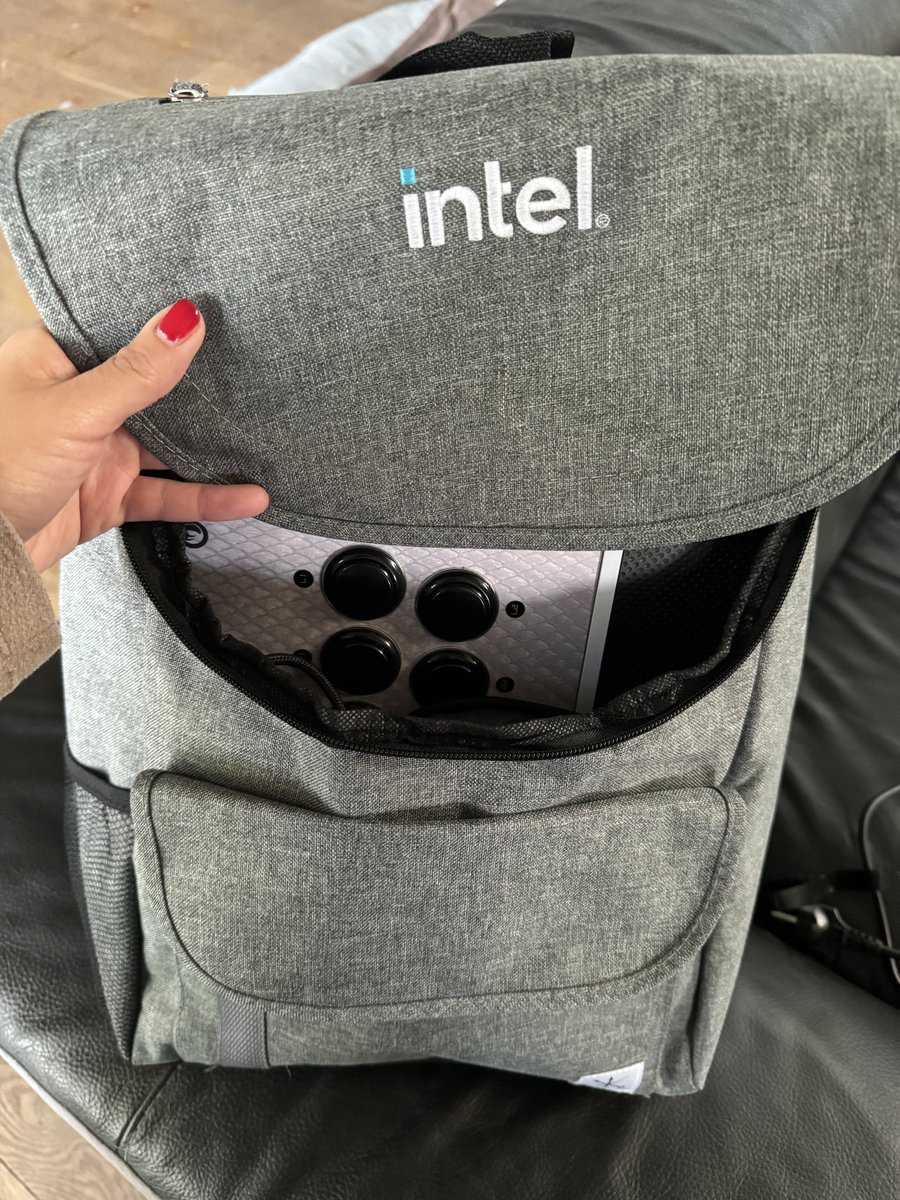 Mon nouveau sac pour transporter mon Stick Arcade ❤️ merci pour ce beau cadeau <a href="/IntelFrance/">Intel France</a> il est parfait !!!! 

#IntelGaming
