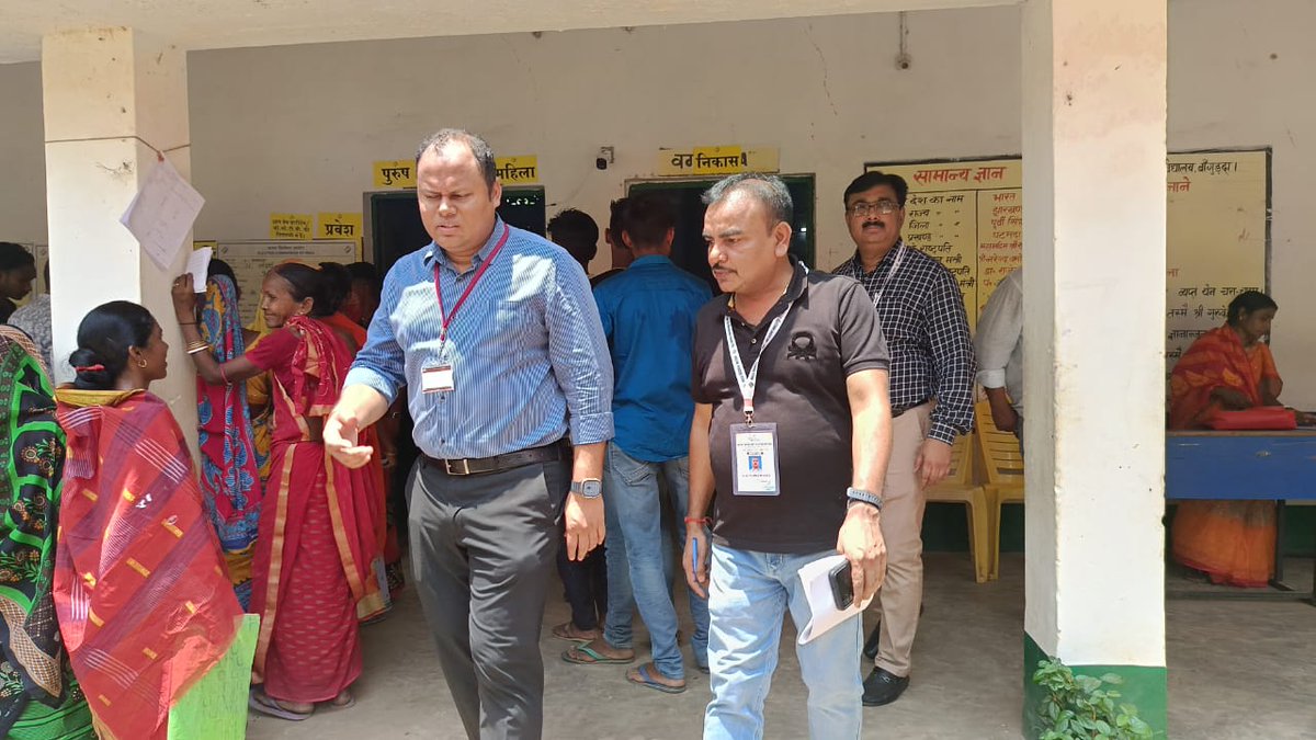 09- जमशेदपुर संसदीय क्षेत्र के सामान्य प्रेक्षक श्री किल्लु शिव कुमार नायडू द्वारा पटमदा अंचल के विभिन्न मतदान केंद्रों का किया गया औचक निरीक्षण। #FamilyVoting #IsBaarDinBharMatdaan @ECISVEEP @SpokespersonECI @ceojharkhand