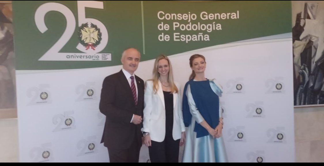 Durante la celebración del 25 aniversario del <a href="/CGPodologos/">Consejo General de Colegios Oficiales de Podólogos</a> estuvimos <a href="/Copomadrid/">ICOPOMA</a> con la viceconsejera de sanidad de la <a href="/ComunidadMadrid/">Comunidad de Madrid</a> <a href="/SaludMadrid/">Salud Madrid</a> donde le emplazamos para seguir avanzando en la incorporación de la podologia SERMAS en equipos multidisciplinar del pie diabetico