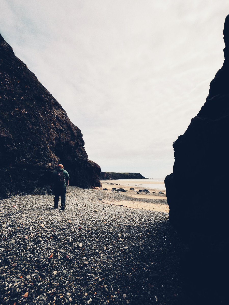 a_socialworld's tweet photo. If you ever visit Marloes, head to the furthest corner, through the vast stone corridors that take you to the caves…

#pembrokeshire #outdoors 

https://t.co/wI4bv7FWRE https://t.co/58AwwFUTwj